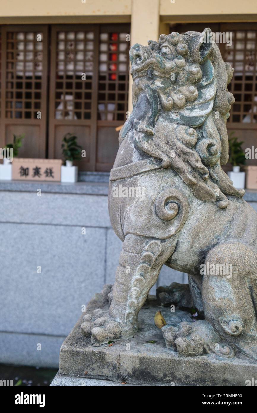 Giappone, Fukuoka, Hakata. Santuario shintoista Kushida, Guardiano Leone-cane, bocca chiusa a significare ultimo suono fatto alla morte. Foto Stock