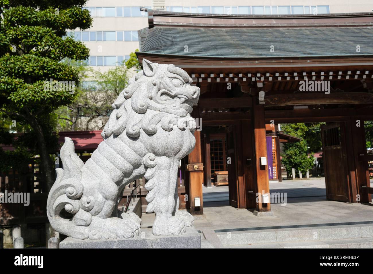 Giappone, Fukuoka. Kego Shinto Shrine. Lion-dog Guardian, bocca chiusa a significare Last Sound Made at Death. Foto Stock