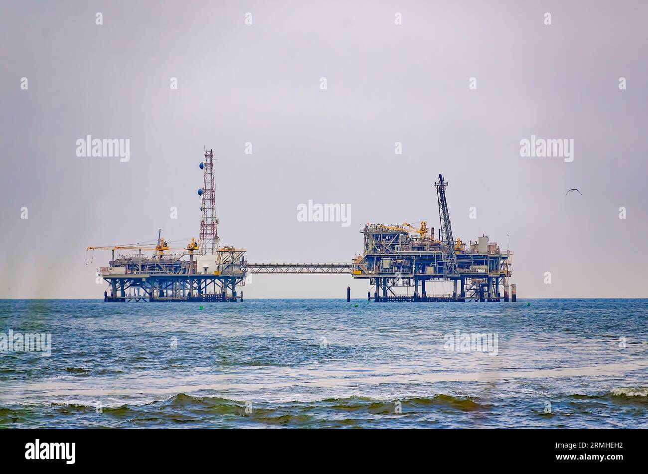 Nella foto è raffigurato un carro di perforazione offshore a gas naturale, il 27 agosto 2023, a Dauphin Island, Alabama. Nel Golfo del Messico sono state erette numerose piattaforme petrolifere e per il gas. Foto Stock