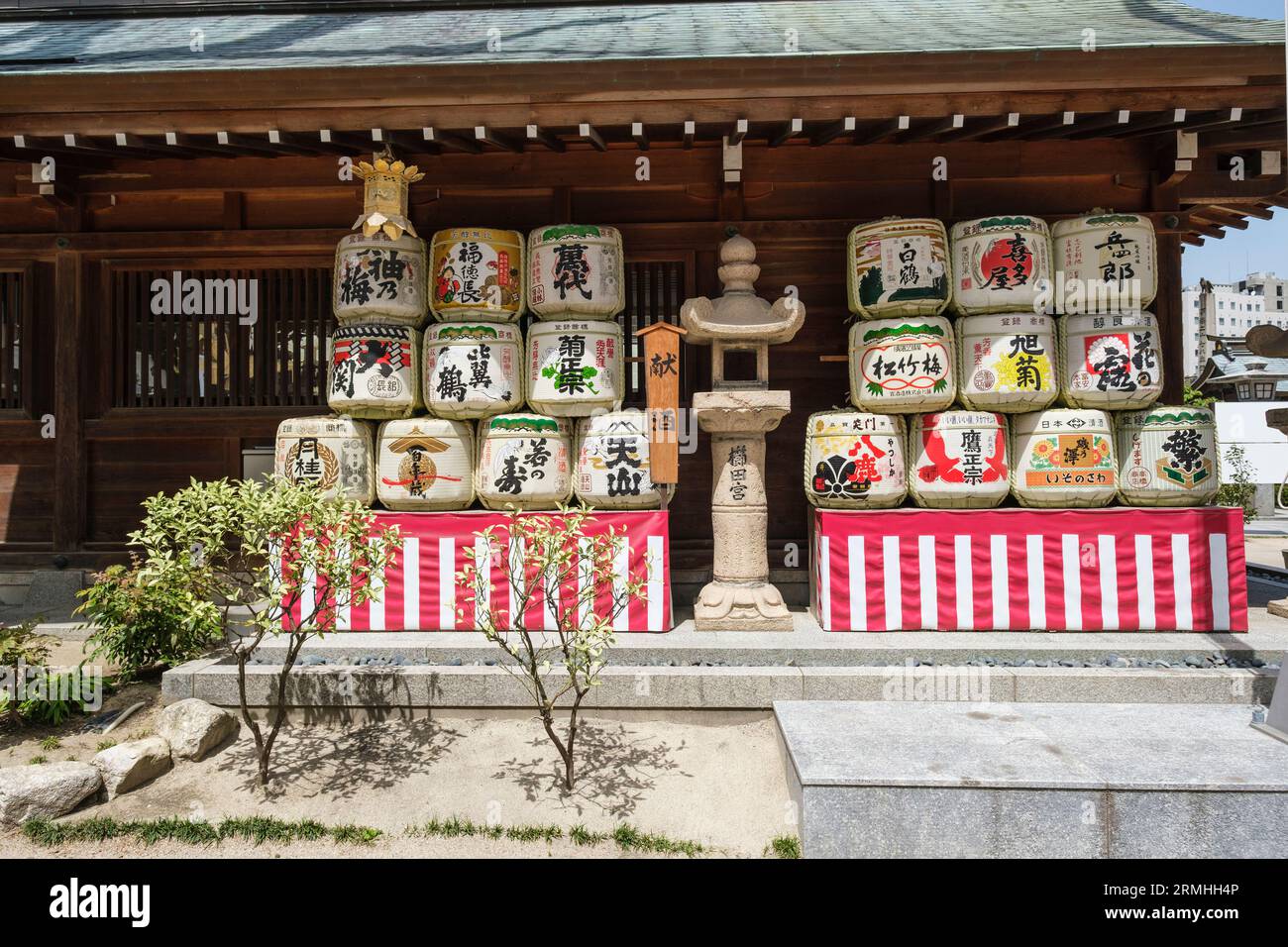 Giappone, Fukuoka, Hakata. Botti di sake donate da Sake Brewers che hanno dato importanti contributi al santuario di Kushida. Foto Stock