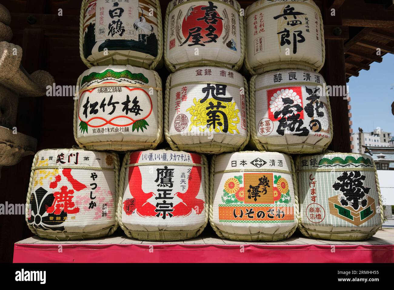 Giappone, Fukuoka, Hakata. Botti di sake donate da Sake Brewers che hanno dato importanti contributi al santuario di Kushida. Foto Stock