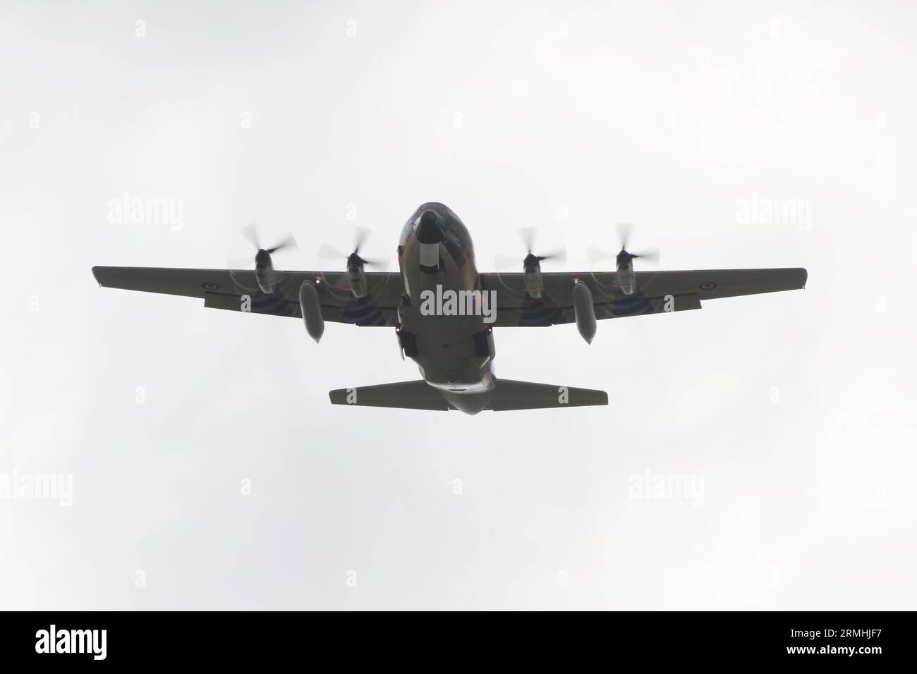 346 "Guts Airline", un Lockheed C-130H Hercules operato dalla Royal Jordanian Air Force (RJAF), che arriva a RAF Fairford nel Gloucestershire, Inghilterra, per partecipare al Royal International Air Tattoo 2023 (RIAT 2023). Foto Stock