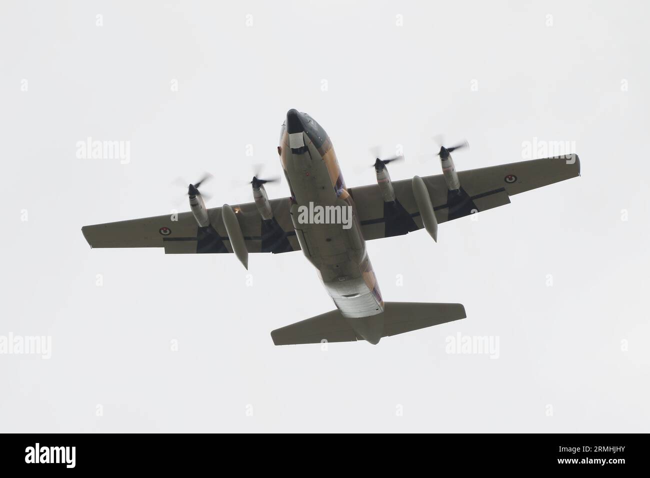 346 "Guts Airline", un Lockheed C-130H Hercules operato dalla Royal Jordanian Air Force (RJAF), che arriva a RAF Fairford nel Gloucestershire, Inghilterra, per partecipare al Royal International Air Tattoo 2023 (RIAT 2023). Foto Stock
