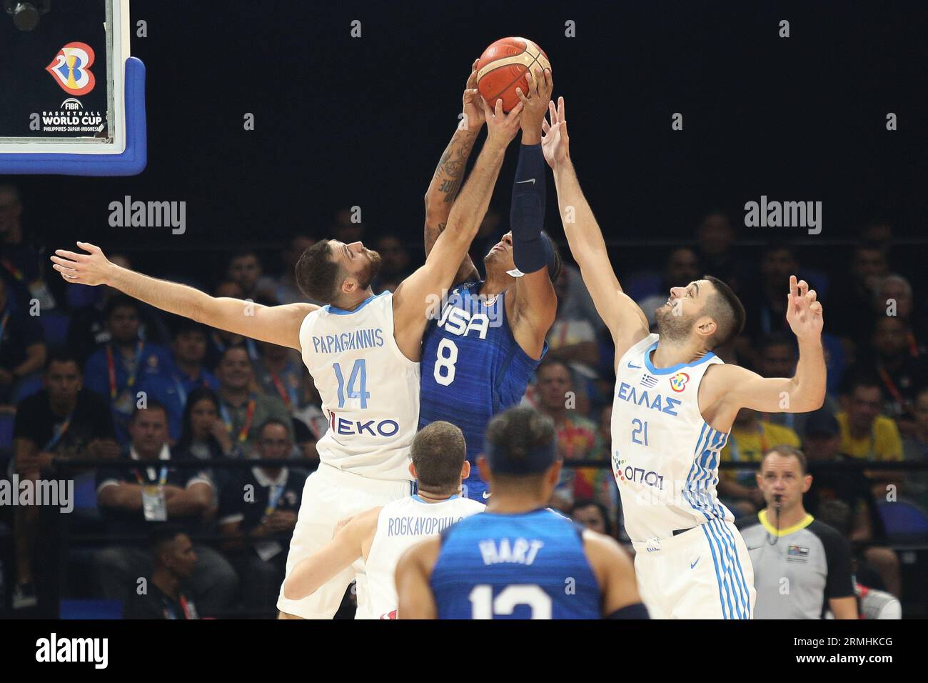 Pasay City, Metro Manila, Filippine. 28 agosto 2023. Paolo Banchero (8, blu) è racchiuso tra Georigios Papagiannis (14, bianco) e Ioannis Papapetrou (21, bianco) Georgios Papagiannis (14, bianco) tira un tiro contro Jaren Jackson Jr. (13, blu) durante la partita a gironi della Coppa del mondo di pallacanestro FIBA tra USA (blu) e Grecia (bianco). USA ha vinto 109-81. (Immagine di credito: © Dennis Jerome costa/Pacific Press via ZUMA Press Wire) SOLO USO EDITORIALE! Non per USO commerciale! Foto Stock