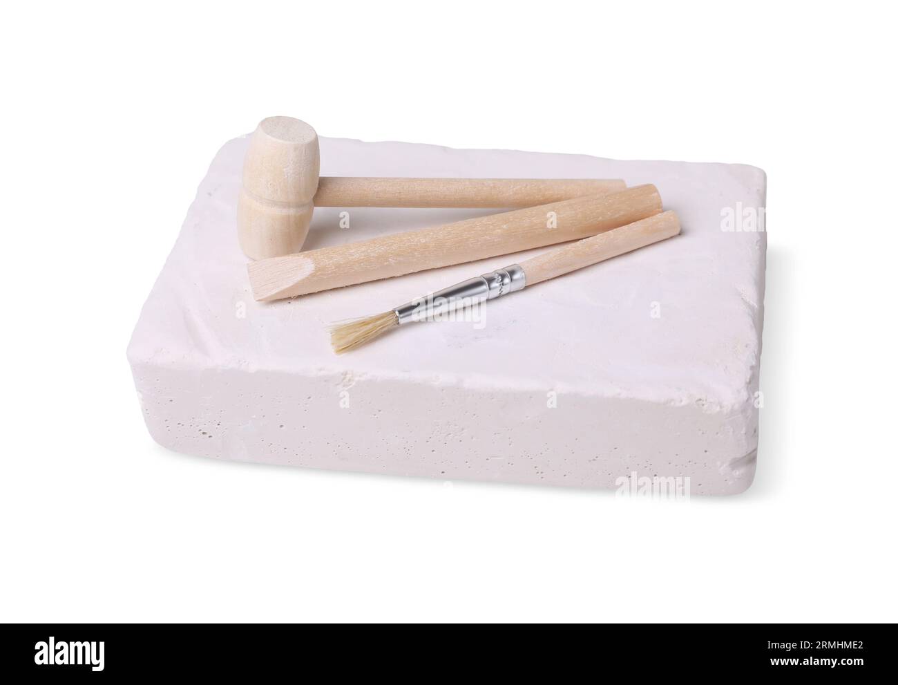 Giocattolo educativo per lo sviluppo di abilità motorie. Kit di scavo (intonaco, strumenti di scavo e spazzola) su sfondo bianco Foto Stock