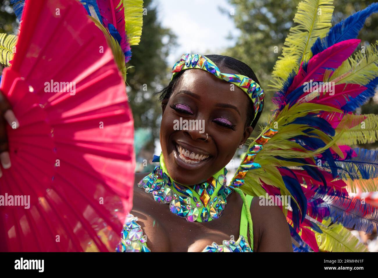 Londra, Regno Unito. 28 agosto 2023. Un artista che partecipa alla Grand Parade al Carnevale di Notting Hill 2023 mentre milioni di persone si sono recate nella zona ovest di Londra per festeggiare al più grande festival di strada d'Europa che celebra la cultura caraibica. Crediti: Kiki Streitberger / Alamy Live News Foto Stock