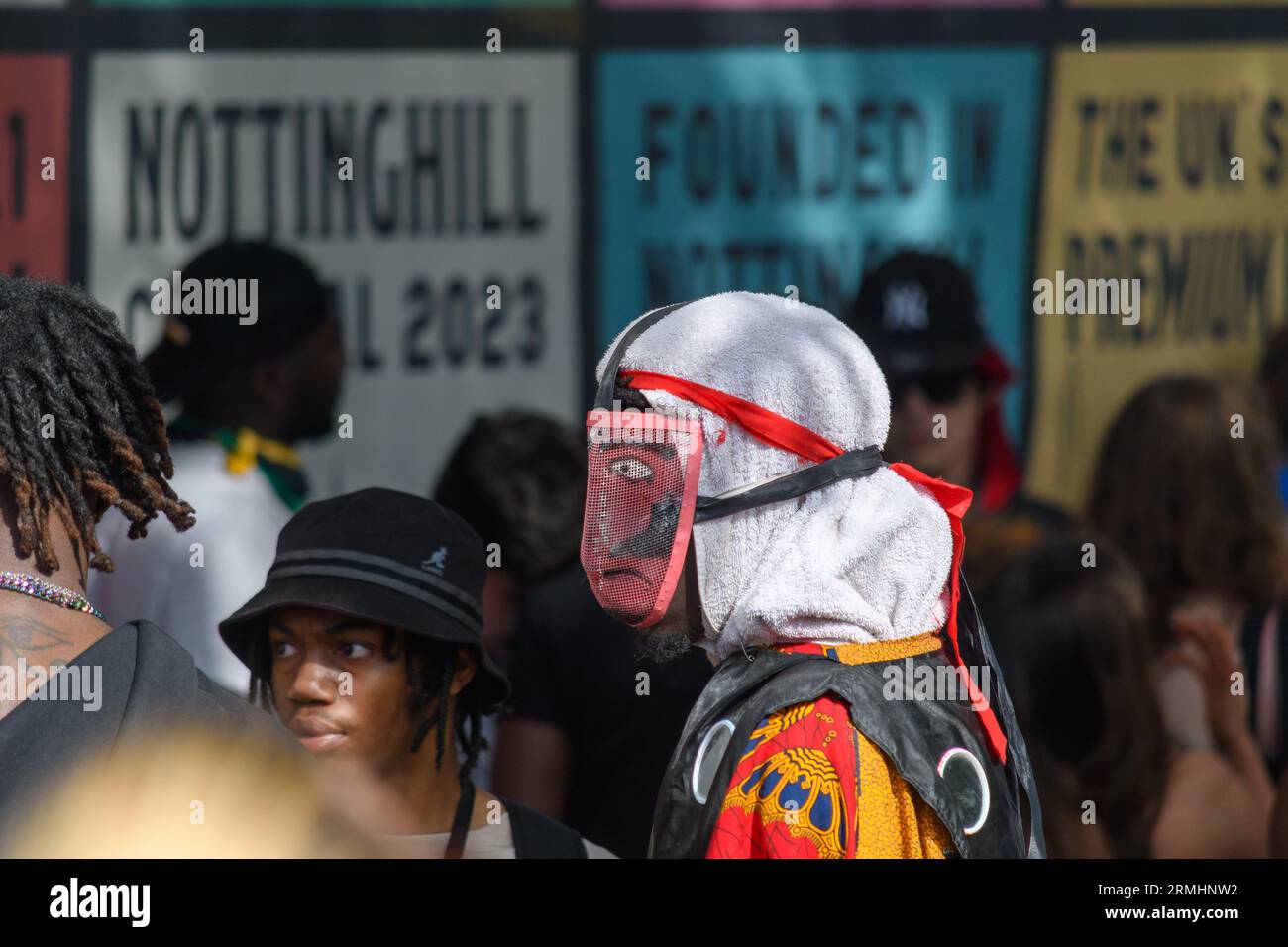 Londra, Regno Unito, 28 agosto 2023, Bank Holiday Monday e il carnevale era in pieno svolgimento il suo secondo giorno. Molti costumi e migliaia di festaioli per le strade di Notting Hill, Londra, Andrew Lalchan Photography/Alamy Live News Foto Stock