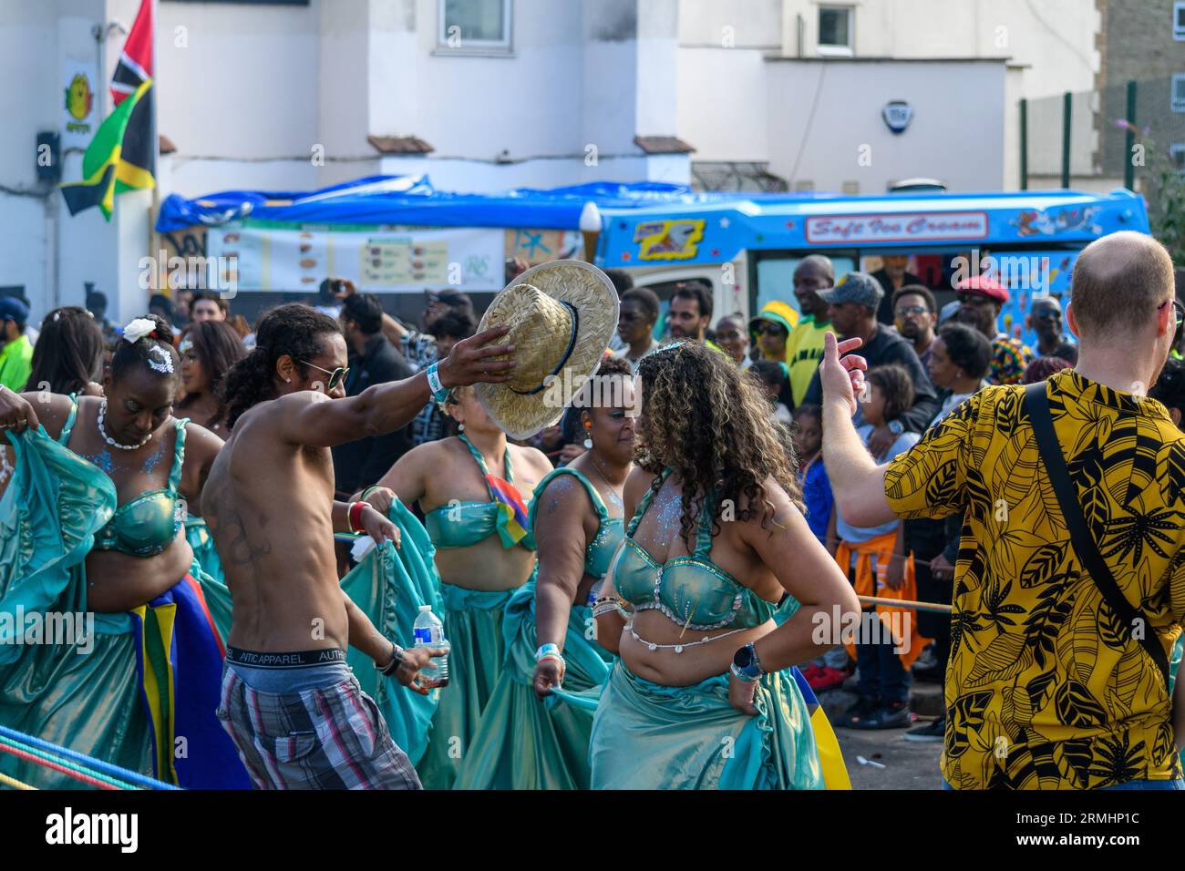 Londra, Regno Unito, 28 agosto 2023, Bank Holiday Monday e il carnevale era in pieno svolgimento il suo secondo giorno. Molti costumi e migliaia di festaioli per le strade di Notting Hill, Londra, Andrew Lalchan Photography/Alamy Live News Foto Stock