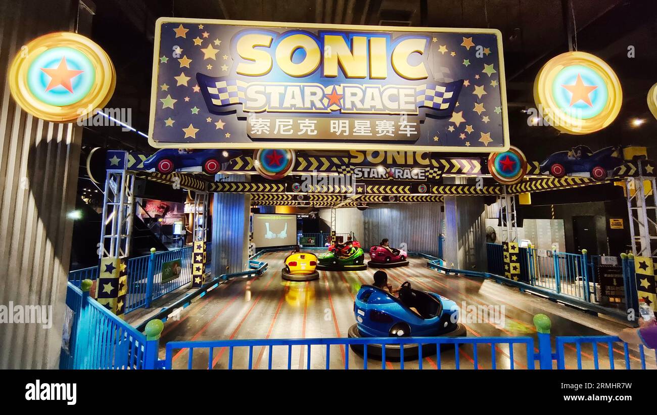 SHANGHAI, CINA - 28 AGOSTO 2023 - i genitori giocano con autoscontri con i loro figli al Sega Metropark, il punto di riferimento commerciale Global Harbor i. Foto Stock