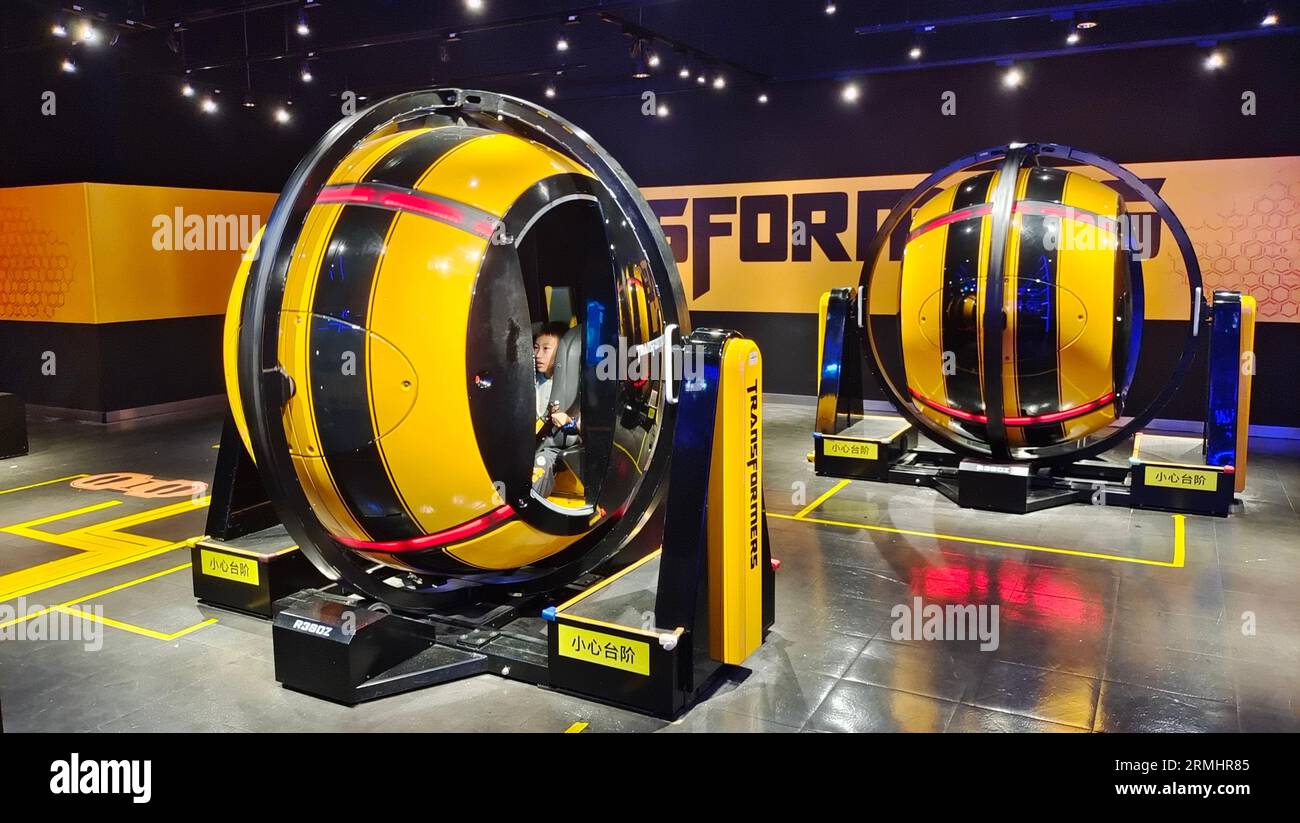 SHANGHAI, CINA - 28 AGOSTO 2023 - i genitori giocano con i loro figli al Sega Metropolis Park, nel punto di riferimento commerciale Global Harbor di Sha Foto Stock