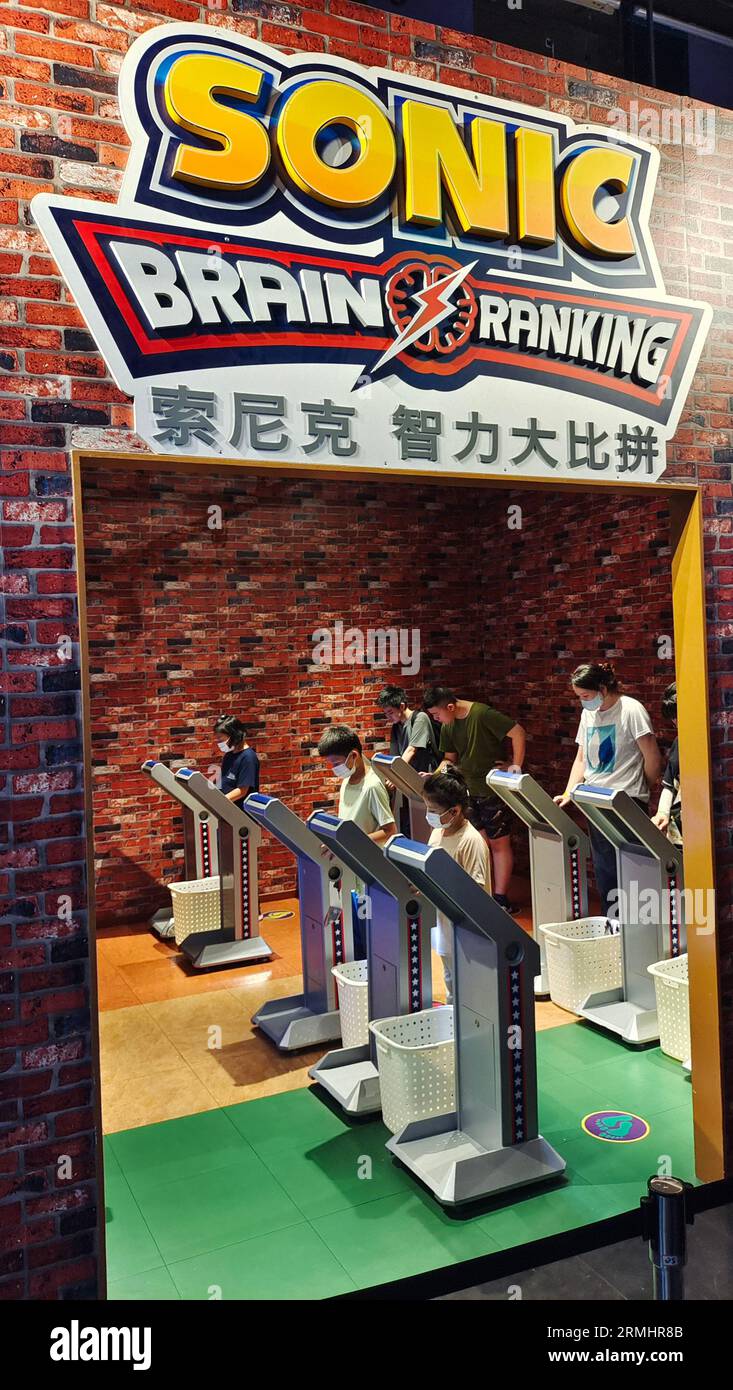 SHANGHAI, CINA - 28 AGOSTO 2023 - i genitori giocano con i loro figli al Sega Metropolis Park, nel punto di riferimento commerciale Global Harbor di Sha Foto Stock