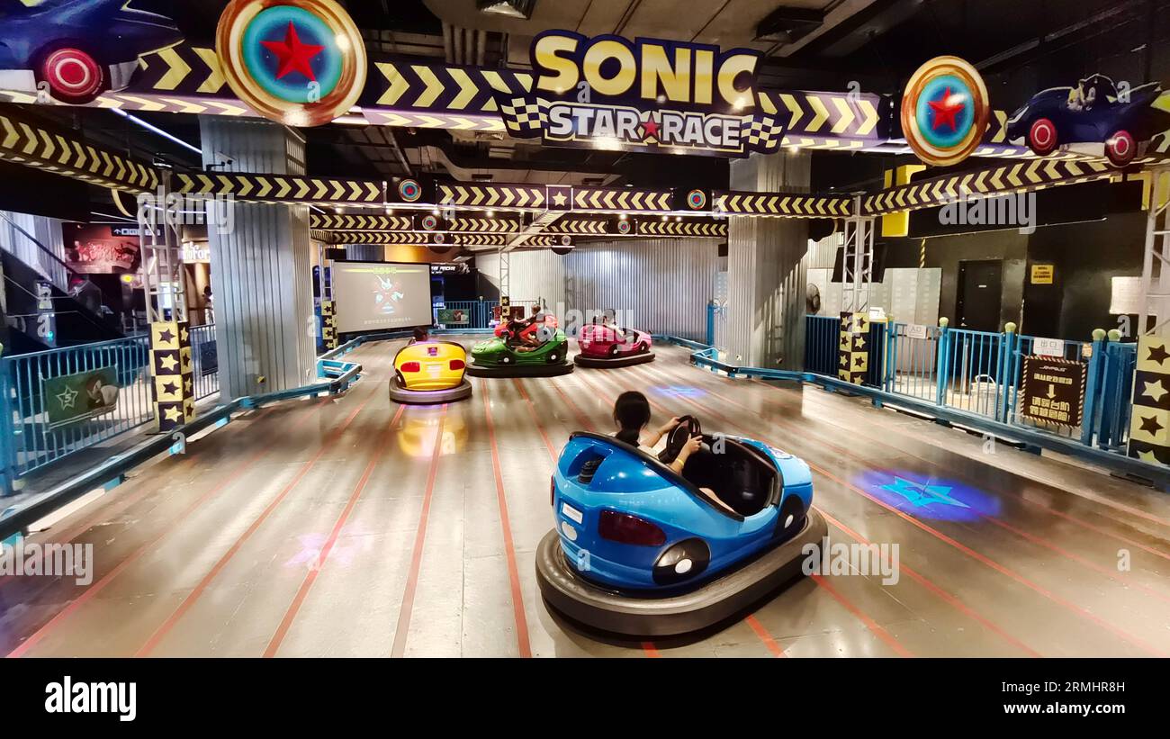 SHANGHAI, CINA - 28 AGOSTO 2023 - i genitori giocano con autoscontri con i loro figli al Sega Metropark, il punto di riferimento commerciale Global Harbor i. Foto Stock