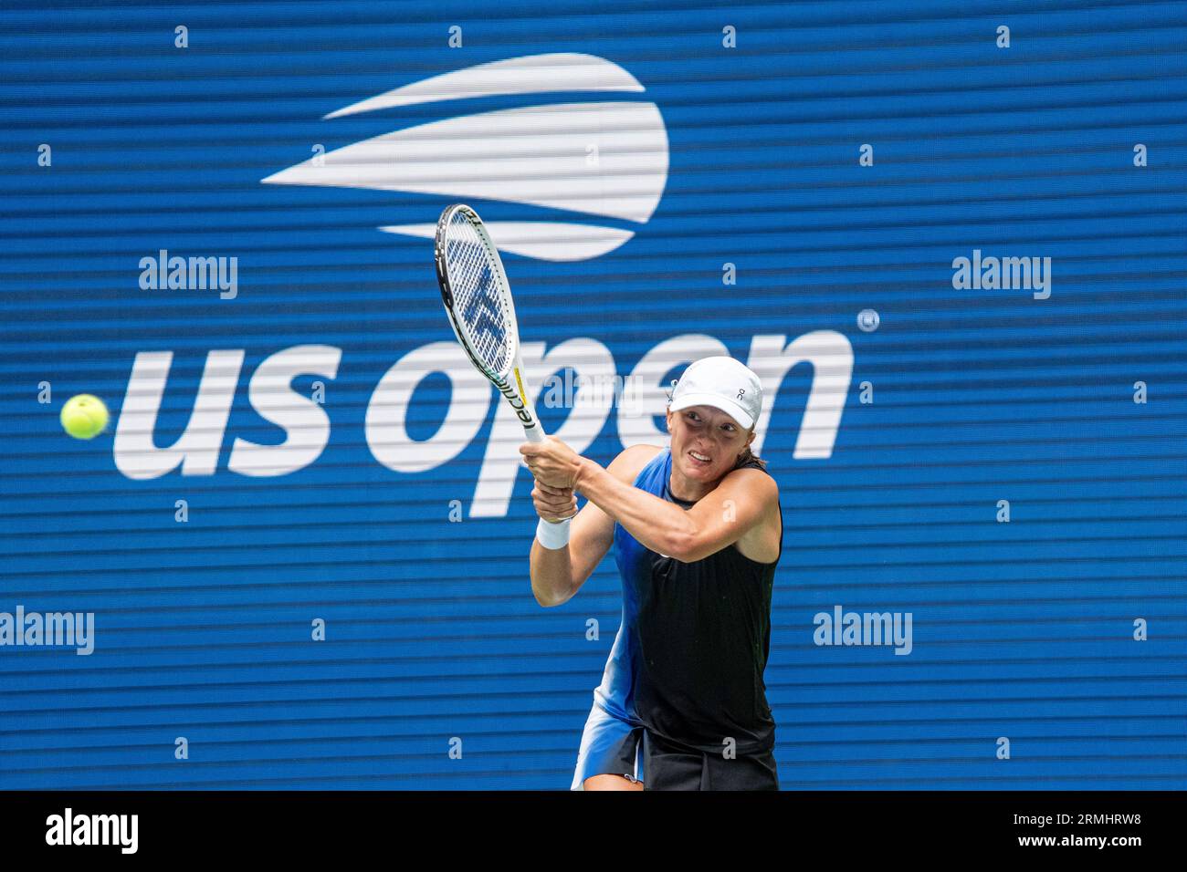 IgA Swiatek (POL) gareggia nel Women's Singles Round 1 agli US Open Tennis 2023. Foto Stock