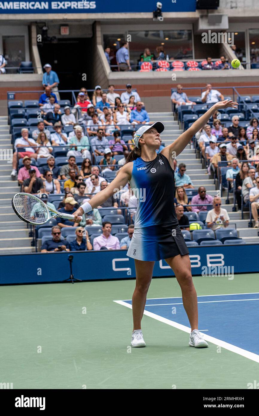 IgA Swiatek (POL) gareggia nel Women's Singles Round 1 agli US Open Tennis 2023. Foto Stock