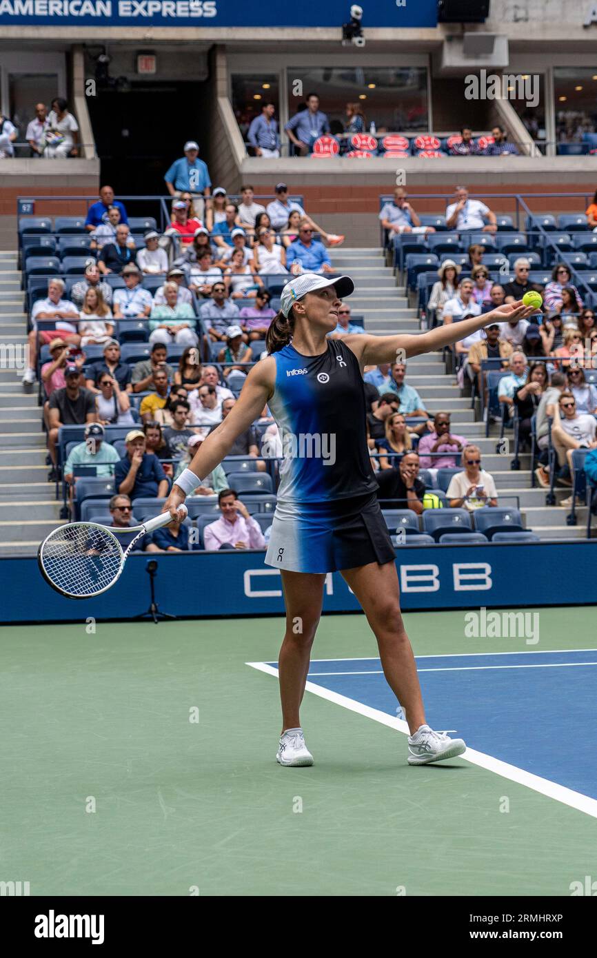 IgA Swiatek (POL) gareggia nel Women's Singles Round 1 agli US Open Tennis 2023. Foto Stock