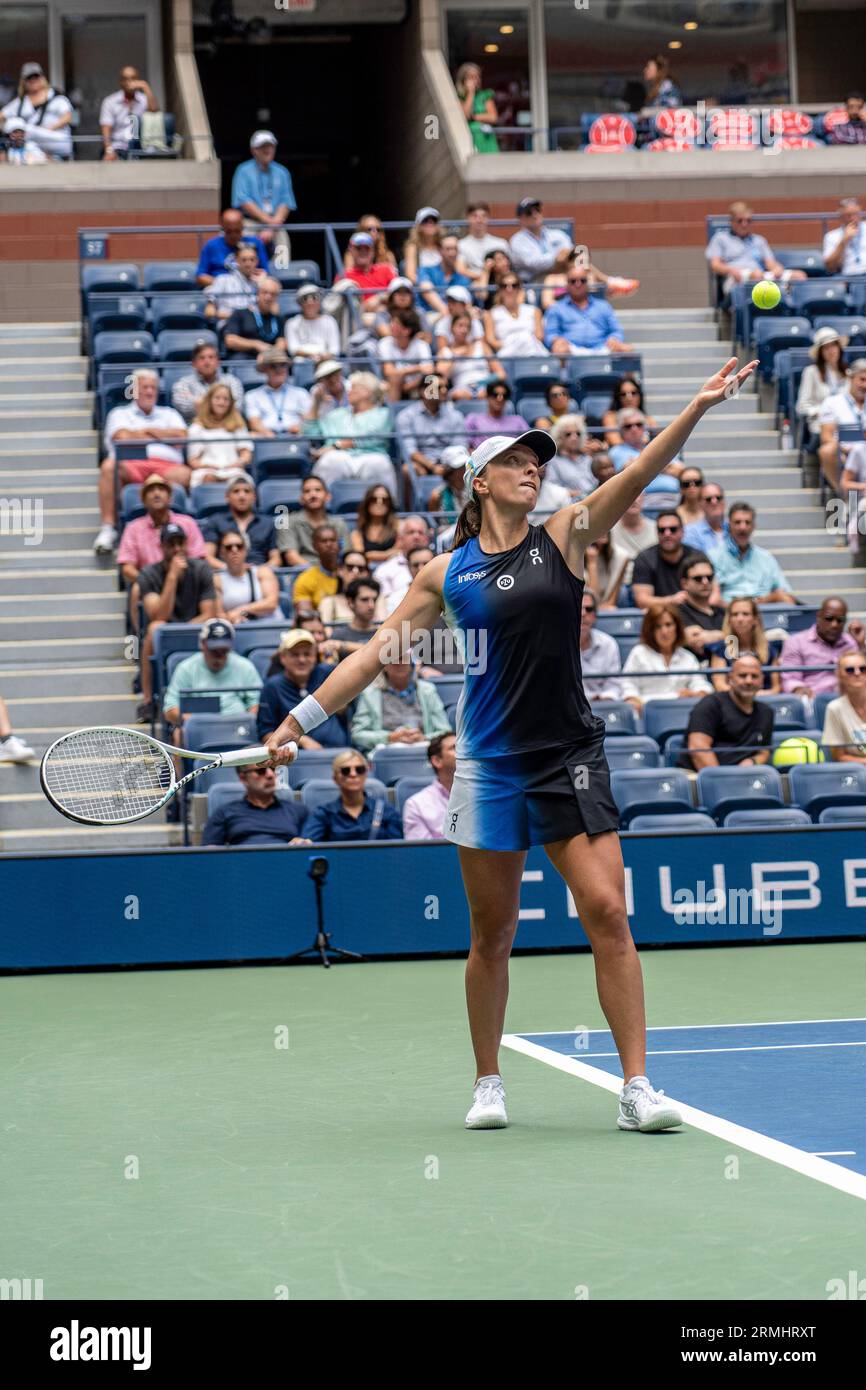 IgA Swiatek (POL) gareggia nel Women's Singles Round 1 agli US Open Tennis 2023. Foto Stock
