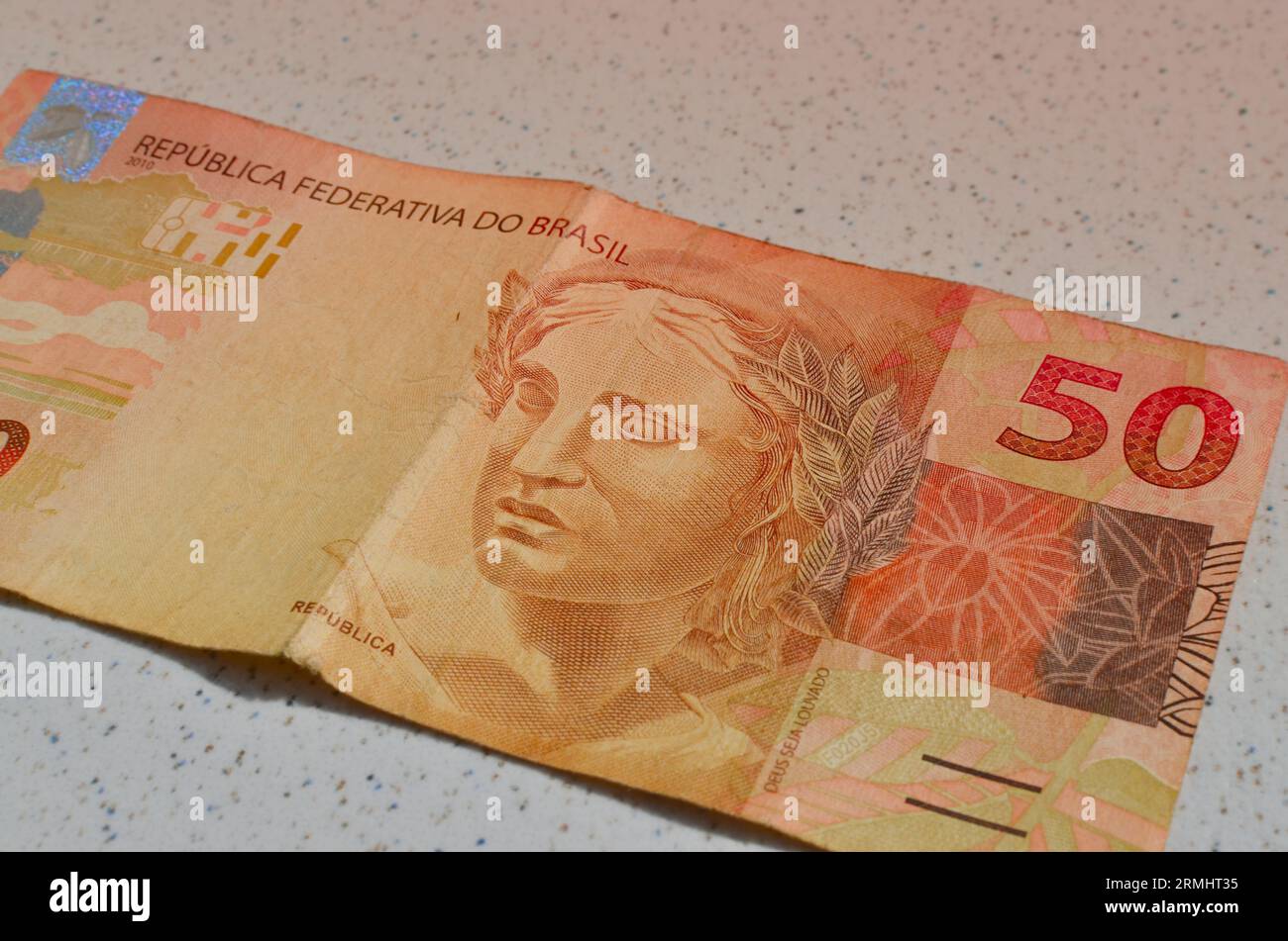 Dettaglio della banconota da 50 reais del Brasile, evidenziata in valuta brasiliana, perfetta per i concetti finanziari. Casa da Moeda do Brasil, in rappresentanza del Foto Stock