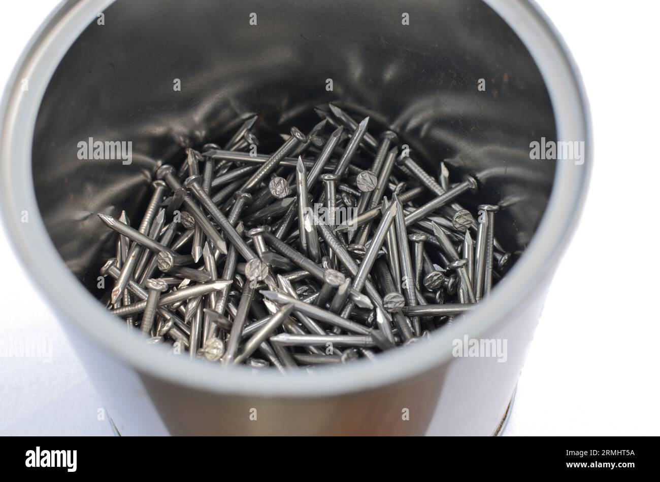 Primo piano dettagliato di diversi chiodi in acciaio, perfetto per illustrazioni o progetti di costruzione e riparazione. Concetto che illustra la diversità della mater Foto Stock