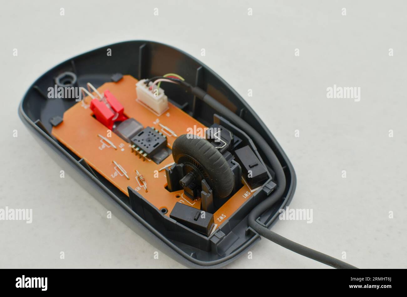 Mouse per computer aperto con circuito elettronico esposto per la manutenzione, simbolo della tecnologia e dell'informatica moderna. Perfetto per concetti tecnologici, cifra Foto Stock