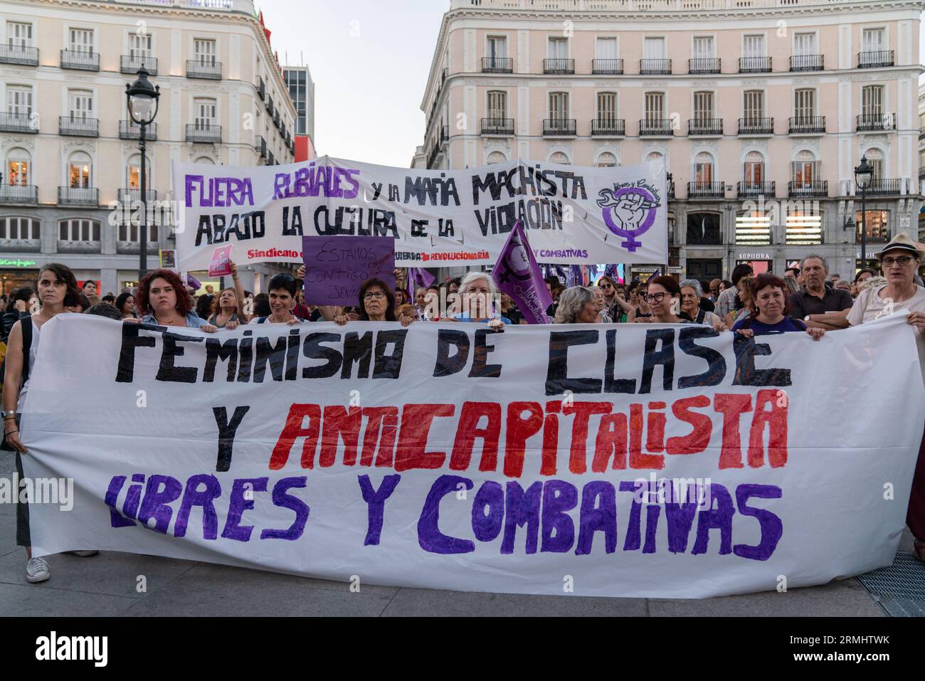 Madrid, Spagna. 28 agosto 2023. I manifestanti tengono enormi striscioni durante una manifestazione convocata dalle associazioni femministe a sostegno del centrocampista spagnolo Jenni Hermoso. Credito: SOPA Images Limited/Alamy Live News Foto Stock