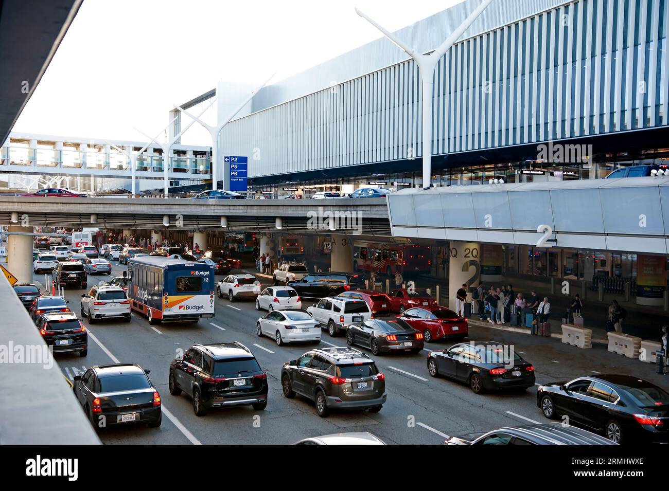 Traffico intenso e passeggeri al livello di arrivo all'aeroporto internazionale di Los Angeles Foto Stock