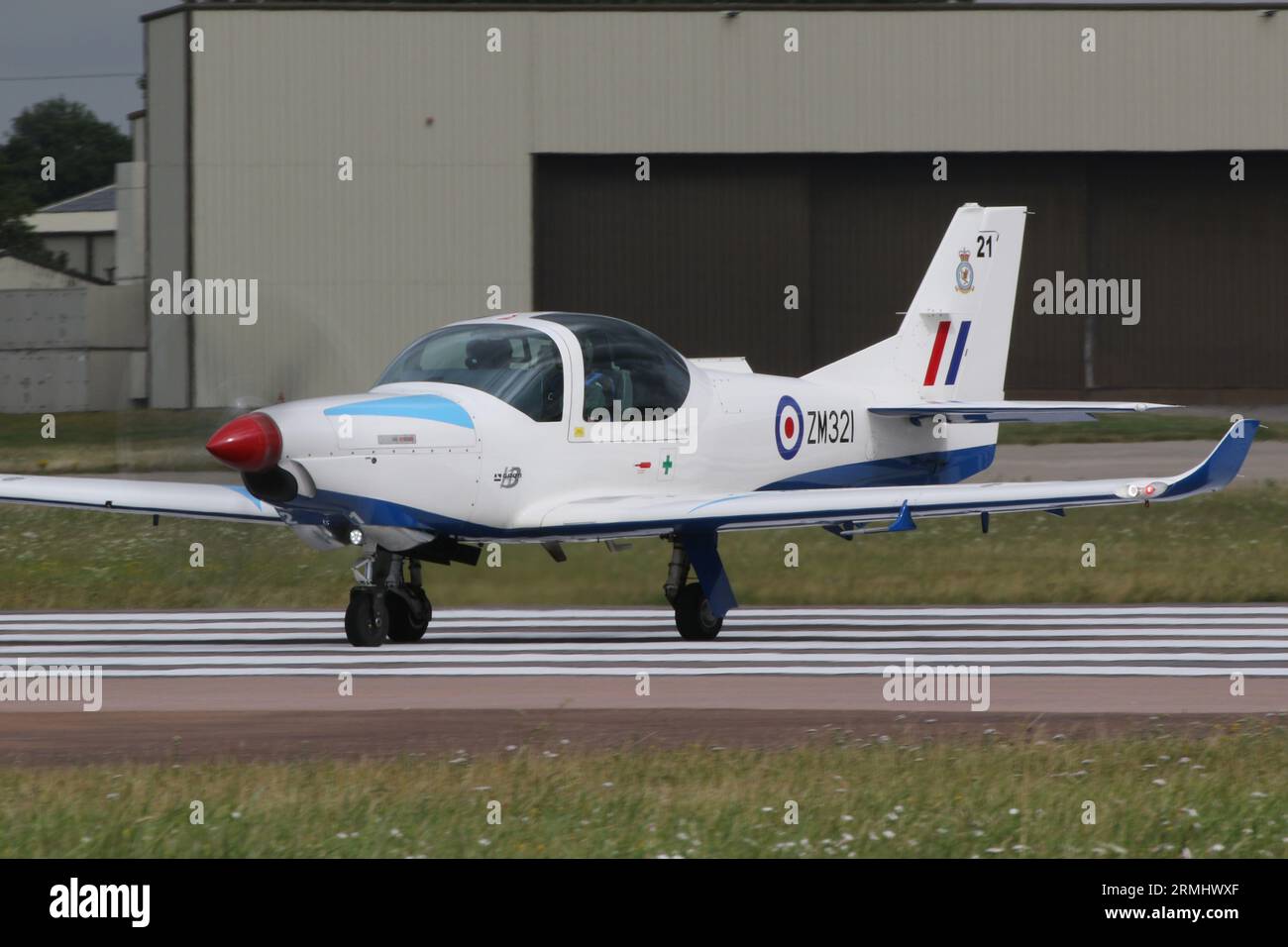 ZM321, un Grob Prefect T1 operato dalla Royal Air Force (RAF), che arriva a RAF Fairford nel Gloucestershire, Inghilterra, per partecipare al Royal International Air Tattoo 2023 (RIAT 2023). Foto Stock