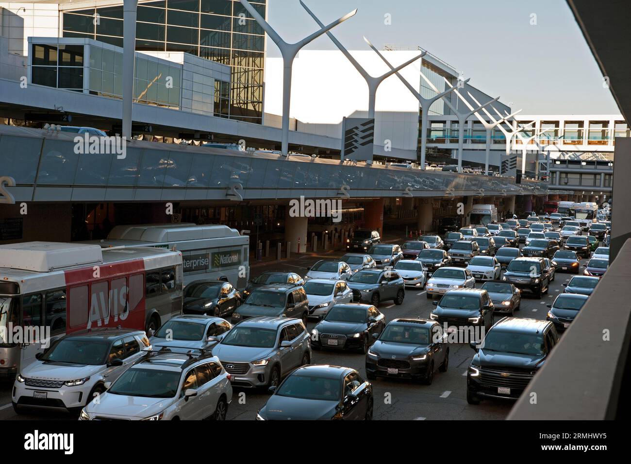 Traffico intenso all'interno dell'aeroporto internazionale di Los Angeles Foto Stock
