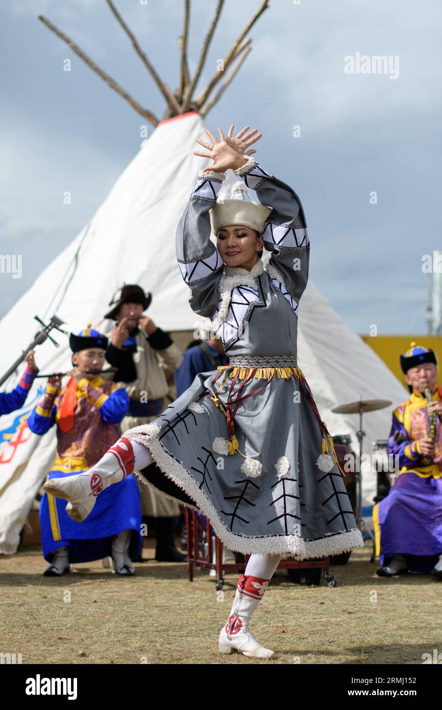 Ulaanbaatar, TUV, Mongolia - 20 agosto 2023: La ragazza Darkhad sta ballando. Festival culturale mondiale dei nomadi. Crediti: L. Enkh-Orgil. Foto Stock