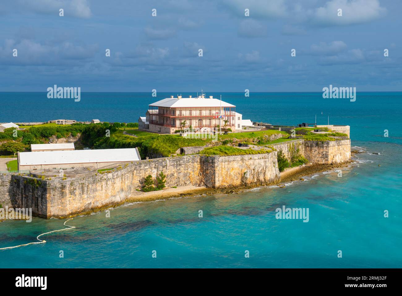 Vista aerea del Museo Nazionale delle Bermuda, tra cui la Casa del Commissario e il bastione presso l'ex Royal Naval Dockyard di Sandy Parish, Bermuda. Foto Stock