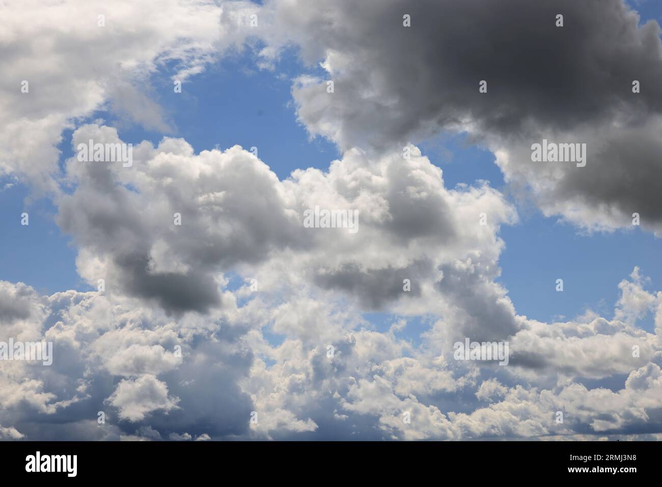 Ciel, nuages, eau, possibilité de pluie, météo et climate. Limousin, Francia, Europa Foto Stock