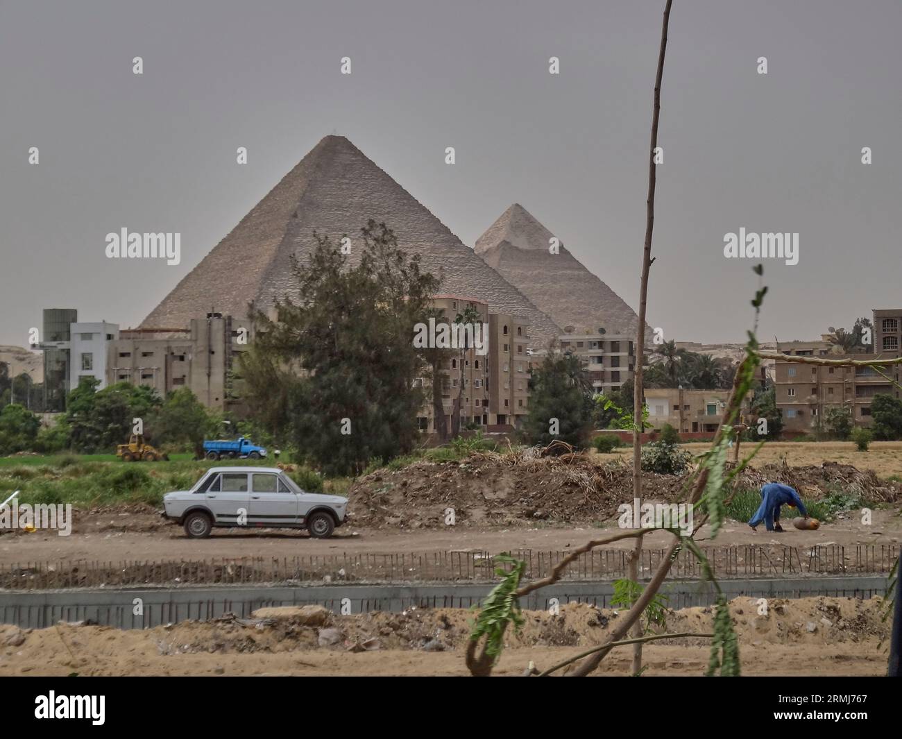 Giza, il Cairo, Egitto - 05 02 2011: Le famose piramidi di Giza al Cairo sono una delle sette meraviglie del mondo, una popolare destinazione turistica e patrimonio dell'umanità dell'unesco Foto Stock