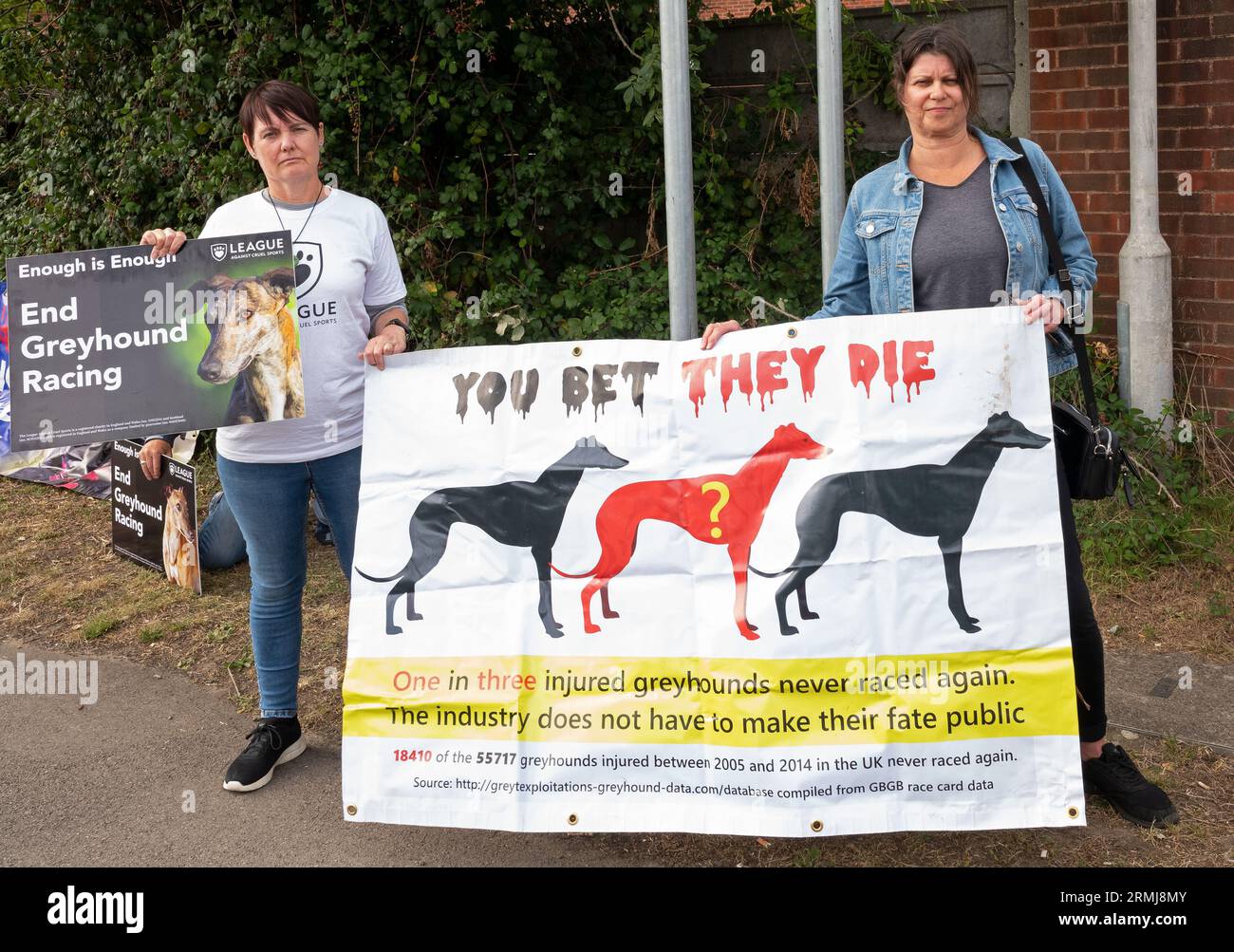 League Against Cruel Sports protesta all'Oxford Stadium, dove si svolgono le corse di levrieri. La League Against Cruel Sports ha chiesto che le corse di levrieri fossero vietate nel Regno Unito. I dati del Greyhound Board of Great Britain (GBGB) per il 2022 mostrano 4.354 feriti subiti durante le gare con 306 morti tra levrieri utilizzati per le corse e 99 morti a bordo pista. Altre importanti organizzazioni di beneficenza che sostengono la graduale eliminazione delle corse di levrieri sono RSPCA, Dogs Trust e Blue Cross. Credito: Stephen Bell/Alamy Foto Stock