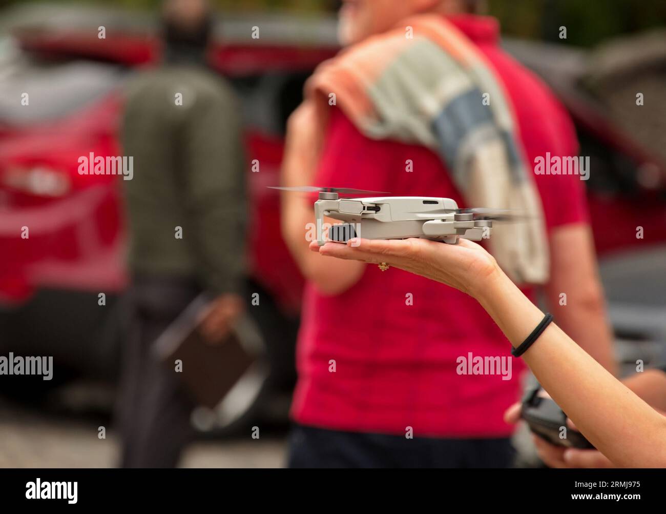La mano di una donna che tiene il drone sul palmo Foto Stock
