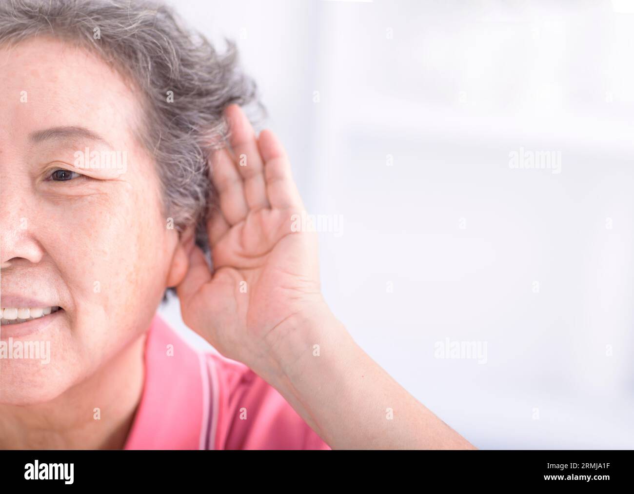 Closeup senior Woman perdita dell'udito, difficile da udire Foto Stock