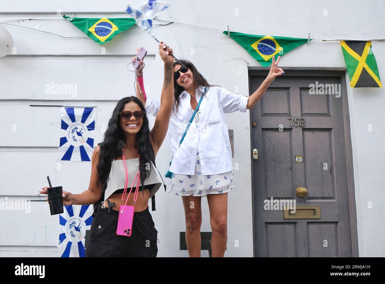 Londra, Regno Unito. 28 agosto 2023. Partecipanti alla parata e festaioli durante il secondo giorno del Carnevale di Notting Hill. Ora al suo 55° anno, il più grande Street party in Europa ha reso omaggio alla generazione Windrush. Credito: Fotografia dell'undicesima ora/Alamy Live News Foto Stock