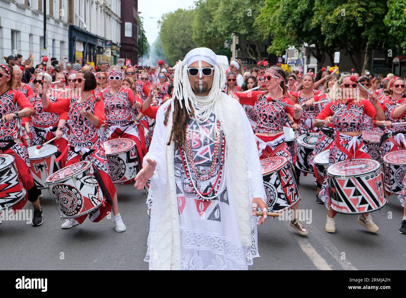 Londra, Regno Unito. 28 agosto 2023. Partecipanti alla parata e festaioli durante il secondo giorno del Carnevale di Notting Hill. Ora al suo 55° anno, il più grande Street party in Europa ha reso omaggio alla generazione Windrush. Credito: Fotografia dell'undicesima ora/Alamy Live News Foto Stock