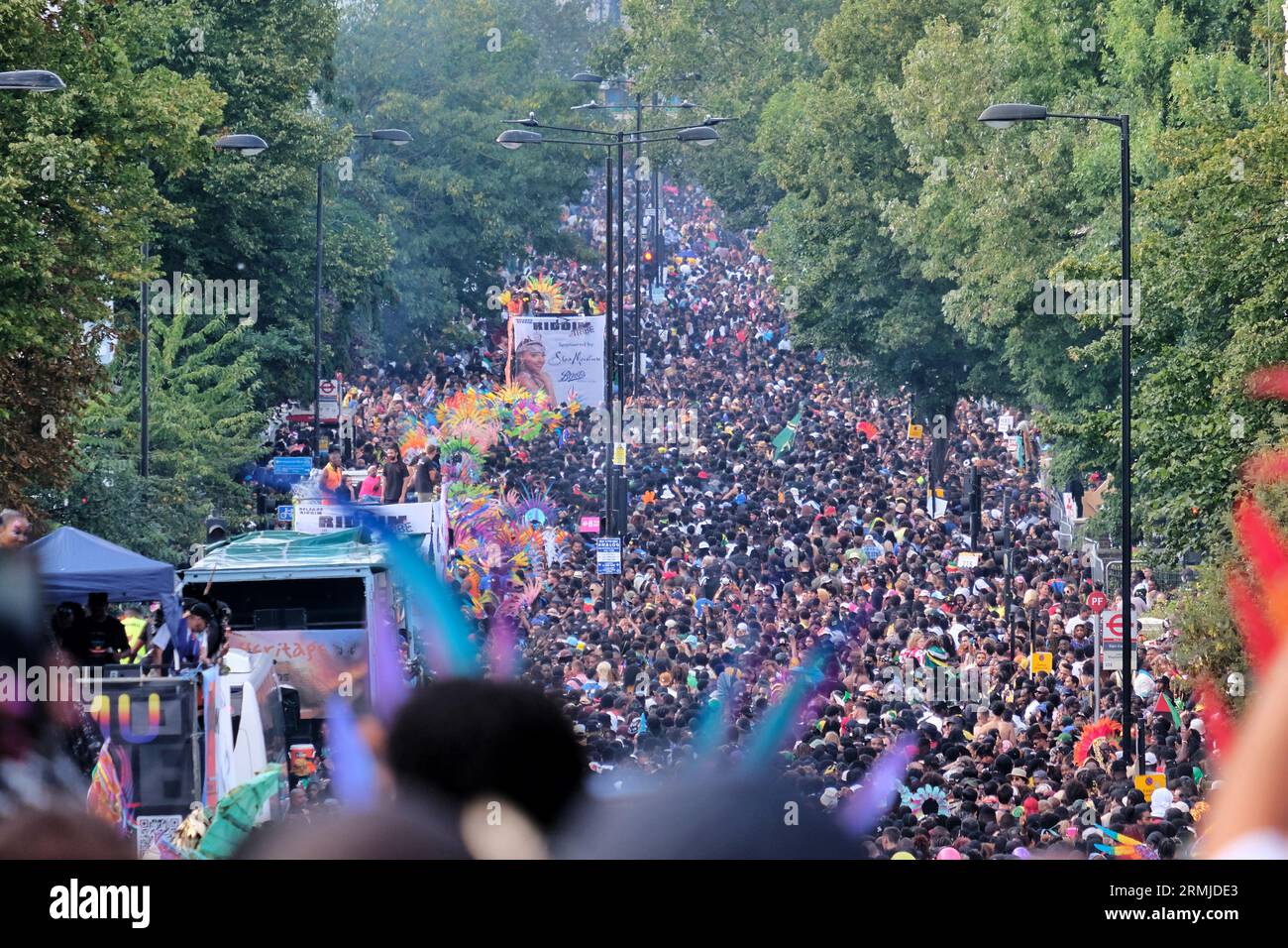 Londra, Regno Unito. Il Carnevale di Notting Hill è in pieno svolgimento il lunedì festivo Foto Stock