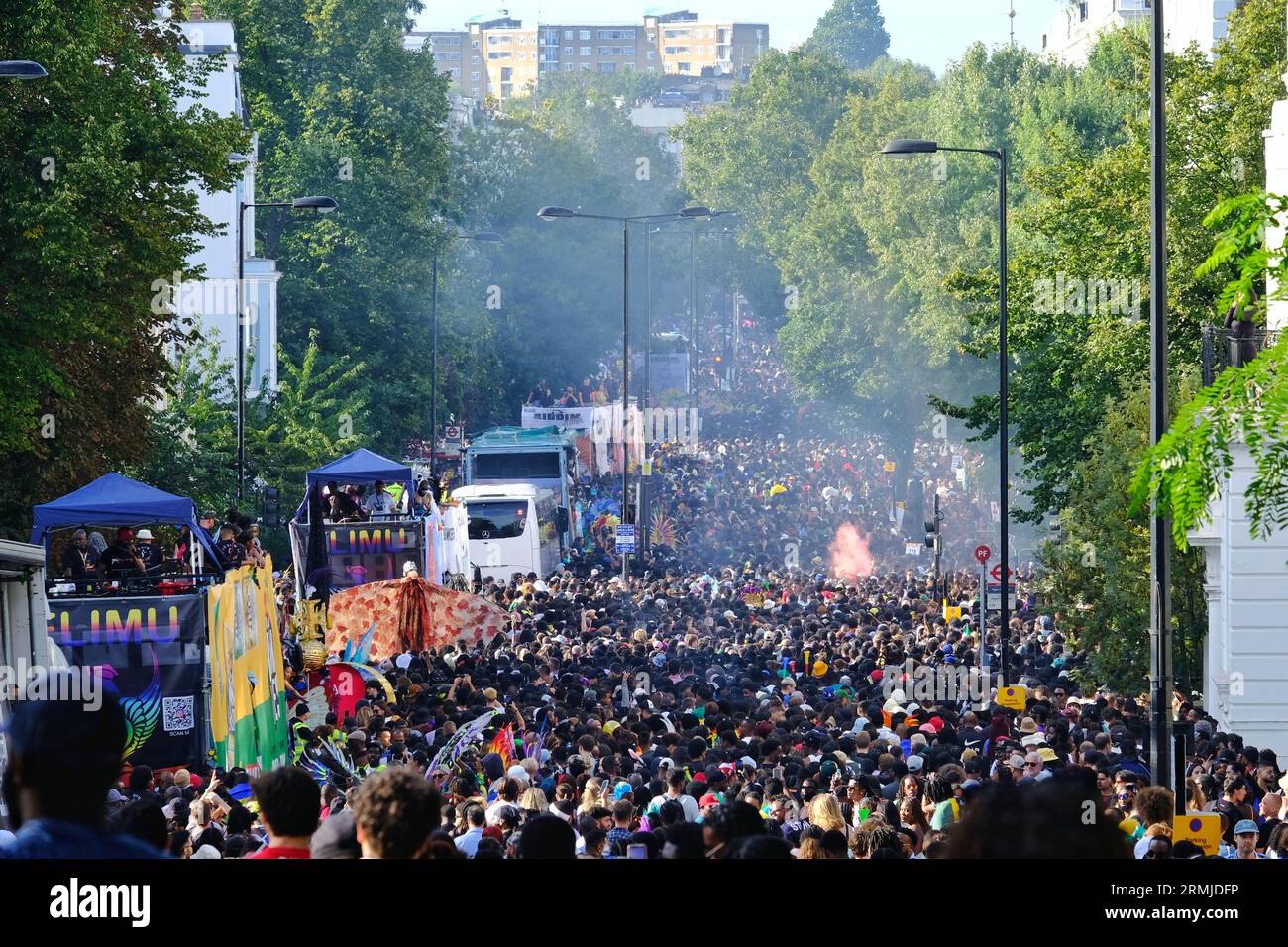 Londra, Regno Unito. Il Carnevale di Notting Hill è in pieno svolgimento il lunedì festivo Foto Stock