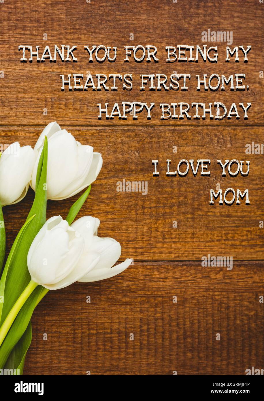 Composito di fiori bianchi e buon compleanno, ti amo il testo della mamma su un tavolo di legno. Grazie per essere stato il mio cuore prima casa, saluto, biglietto di compleanno, Foto Stock
