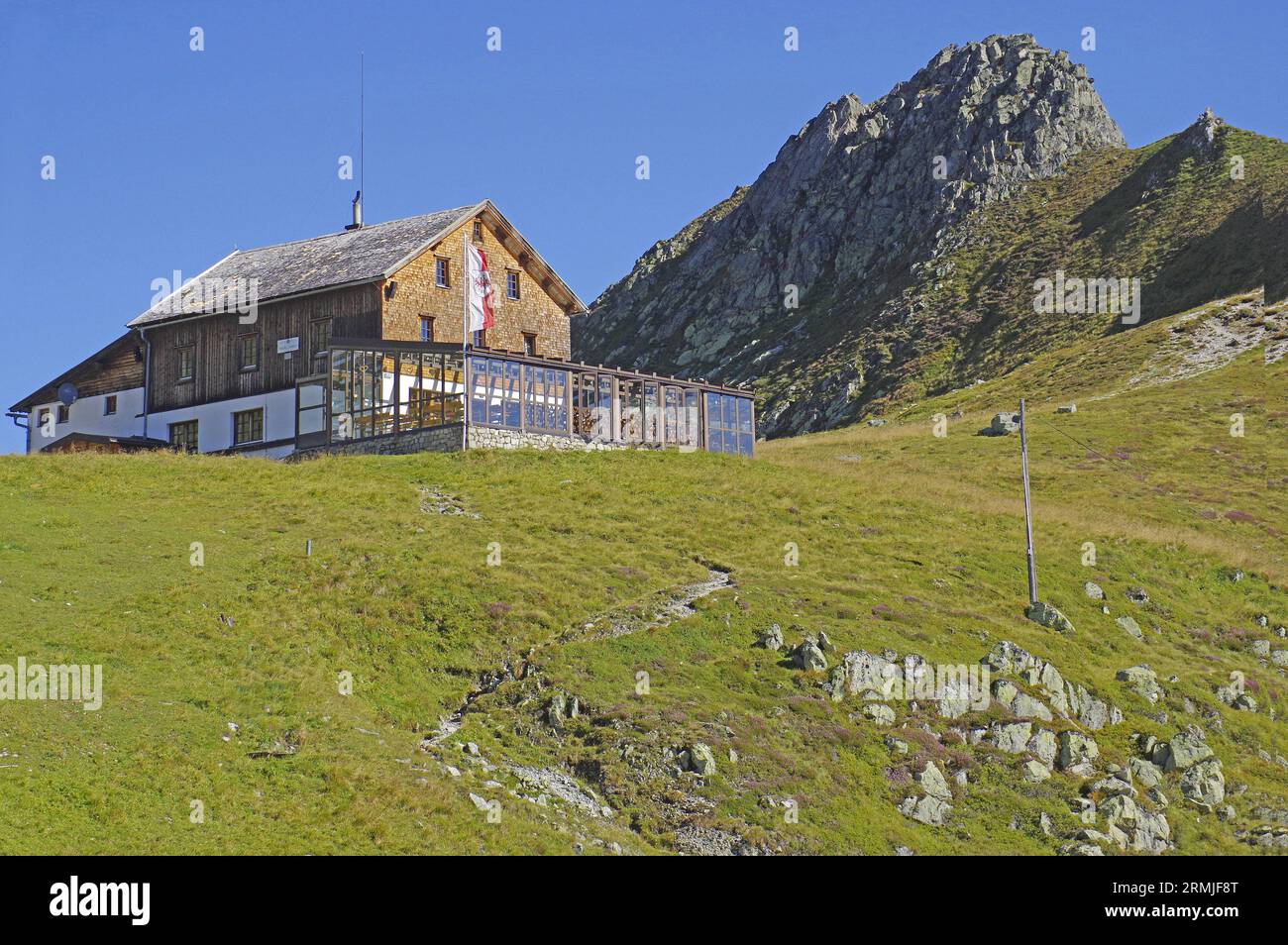 Tuxerjoch-Haus (rifugio Tuxerjoch: 2338 m) e Pfannkoepfl nelle Alpi Tuxer, Zillertal, Tuxertal, Hintertux, Tirolo, Austria Foto Stock