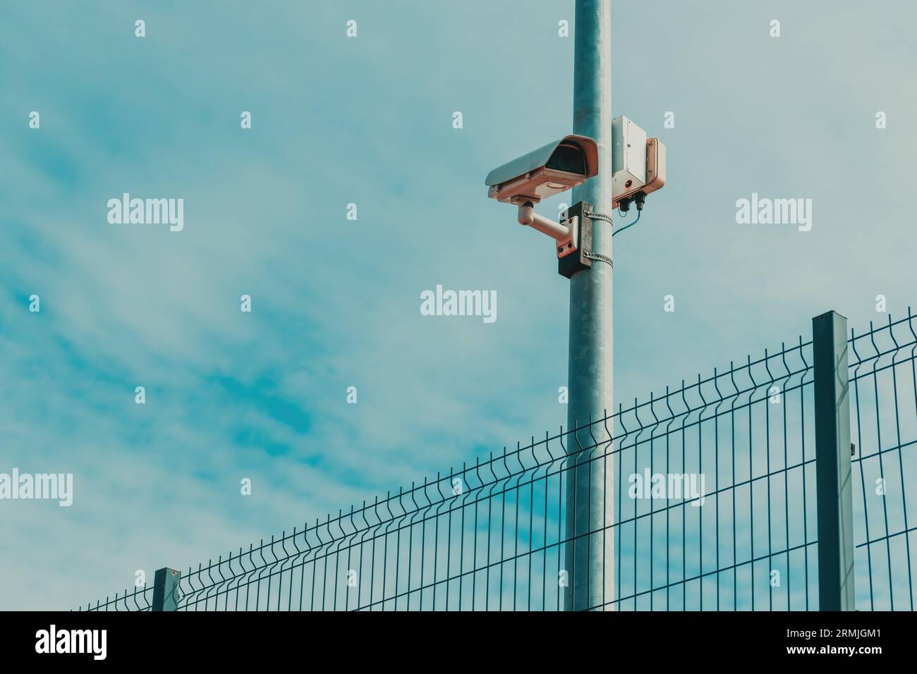 Telecamere di sicurezza per la sorveglianza del recinto di prigione montate sul palo, messa a fuoco selettiva Foto Stock