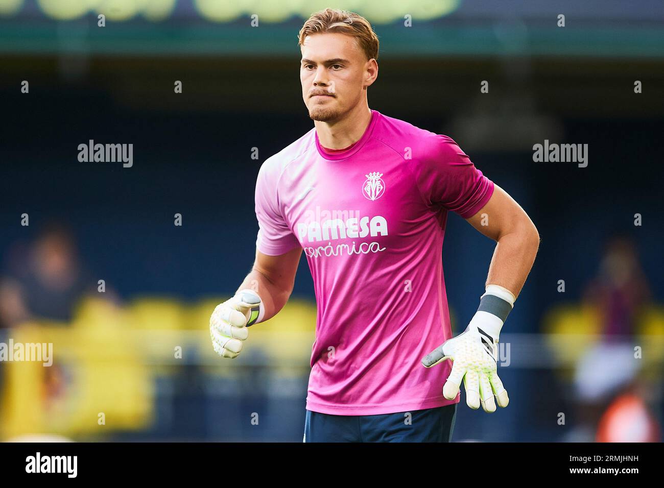 Filip Jorgensen (Villarreal CF, n. 13) si riscalda prima della partita di LaLiga tra Villarreal e Barcellona allo Stadio ceramica il 27 agosto 2023 a Valencia Foto Stock