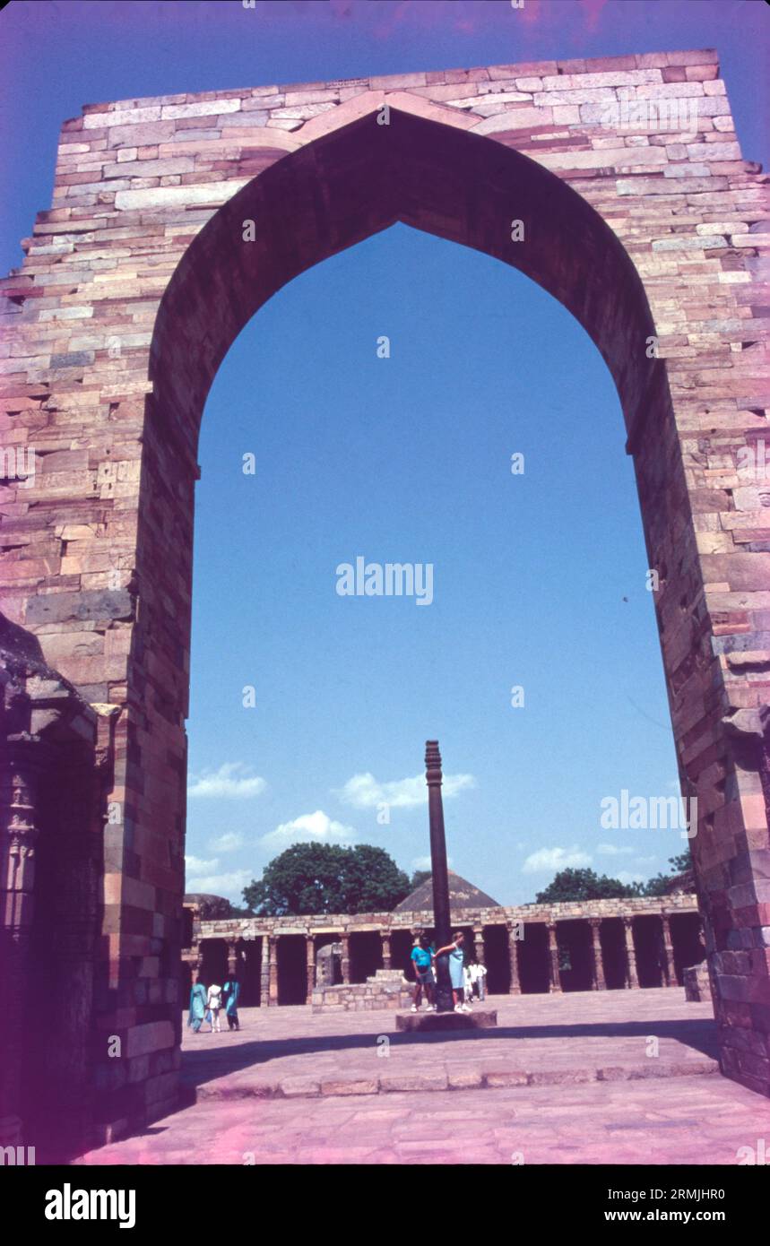 Il minareto di Qutb, scritto anche Qutub Minar e Qutab Minar, è un minareto e una "torre della vittoria" che fa parte del complesso di Qutb, che si trova nel sito della più antica città fortificata di Delhi, Lal Kot, fondata dai Tomar Rajput. È un sito patrimonio dell'umanità dell'UNESCO nella zona di Mehrauli nel sud di Delhi, in India. Costruito in pietra arenaria rossa e scolpita eloquentemente con bande inscritte, il Qutb Minar è la torre in muratura più alta dell'India, alta 72,5 metri, con balconi sporgenti per chiamare tutti i Muadhdhin alla preghiera. Foto Stock