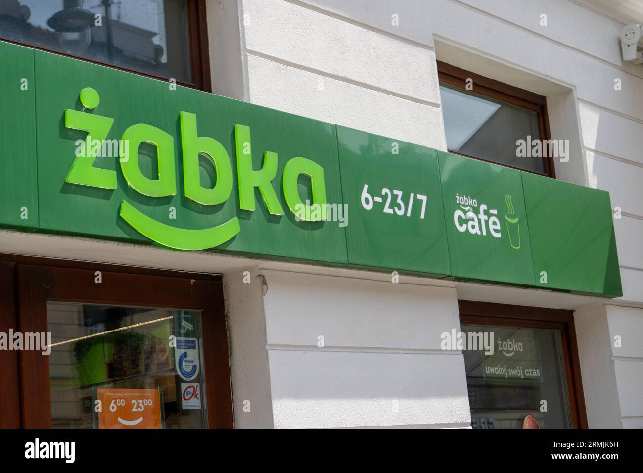 Insegna del negozio di alimentari polacco ZABKA Cafe. Supermercato Green Signboard. Facciata dell'edificio. Negozio di strada. Varsavia, Polonia - 26 luglio 2023. Foto Stock