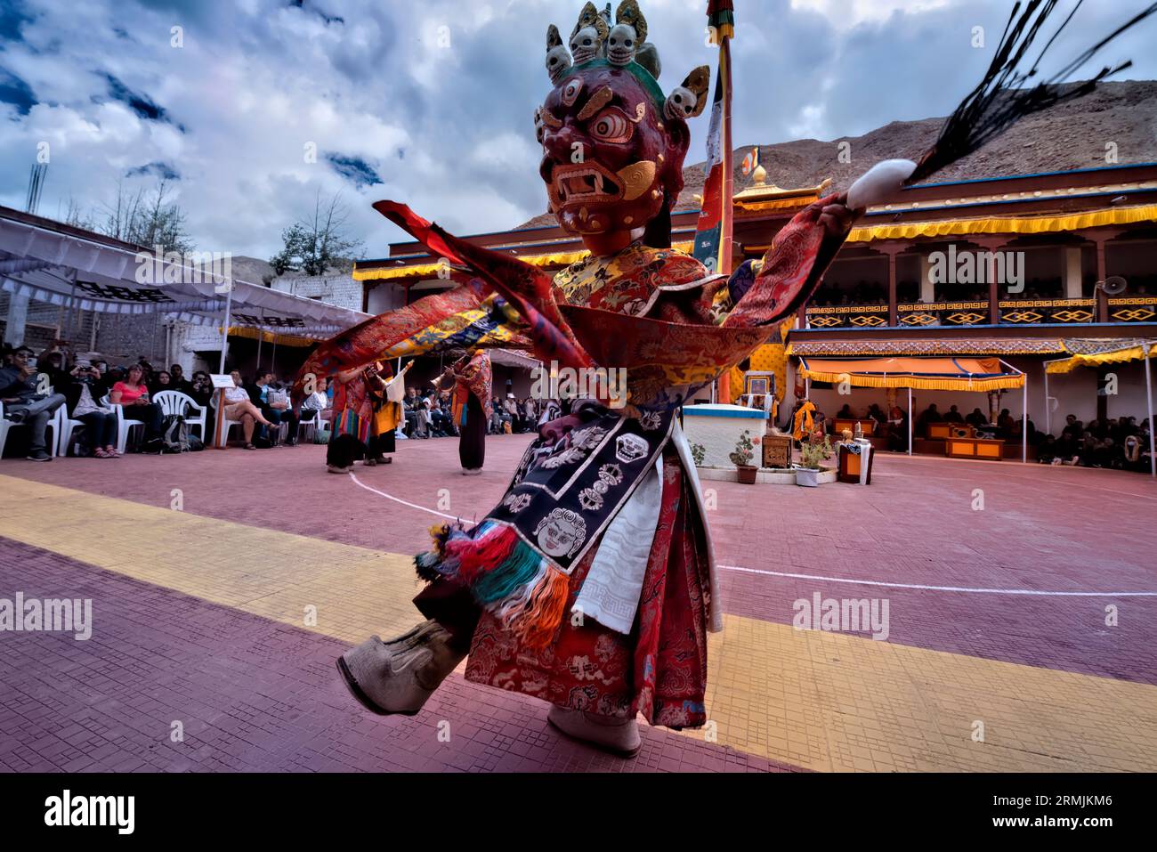 Monaco mascherato che balla al festival Takthok Tsechu, Sakti, Ladakh, India Foto Stock