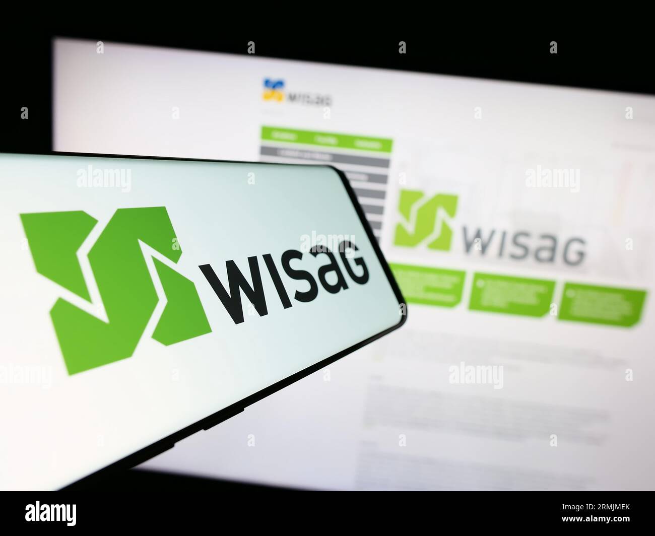 Telefono cellulare con logo della società tedesca WISAG Dienstleistungsholding se sullo schermo di fronte al sito Web. Concentrarsi sul centro del display del telefono. Foto Stock