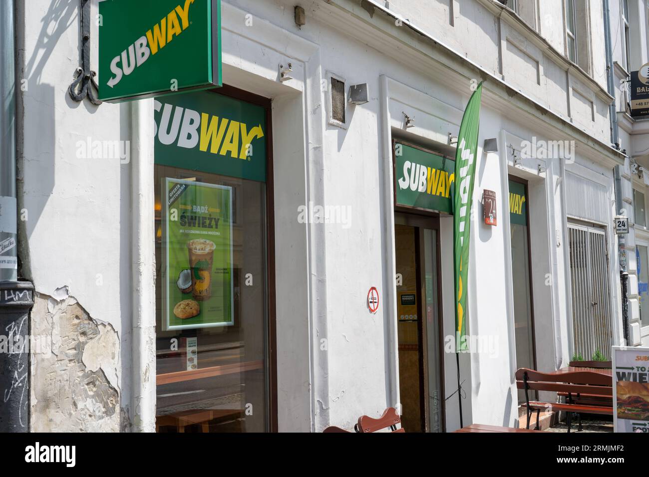 Cartello del negozio di alimentari polacco SUBWAY Cafe. Supermercato Green Signboard. Facciata dell'edificio. Negozio di strada. Varsavia, Polonia - 26 luglio 2023. Foto Stock