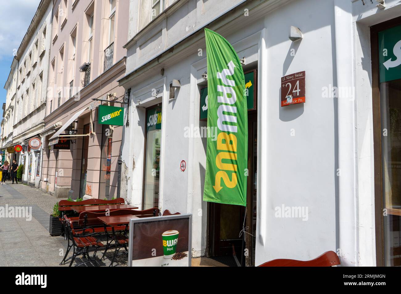Cartello del negozio di alimentari polacco SUBWAY Cafe. Supermercato Green Signboard. Facciata dell'edificio. Negozio di strada. Varsavia, Polonia - 26 luglio 2023. Foto Stock