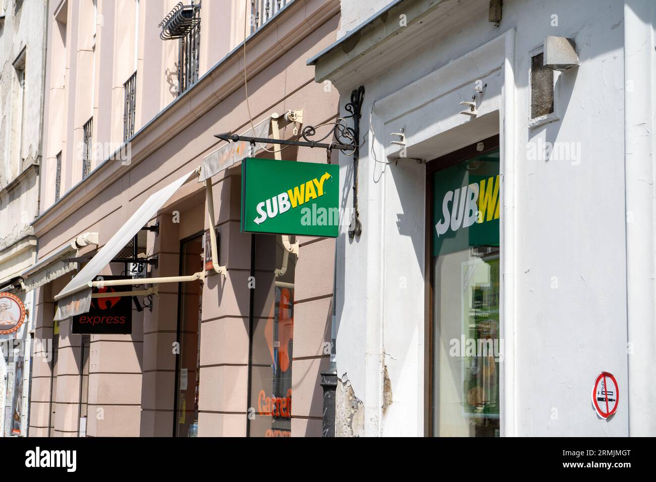 Cartello del negozio di alimentari polacco SUBWAY Cafe. Supermercato Green Signboard. Facciata dell'edificio. Negozio di strada. Varsavia, Polonia - 26 luglio 2023. Foto Stock