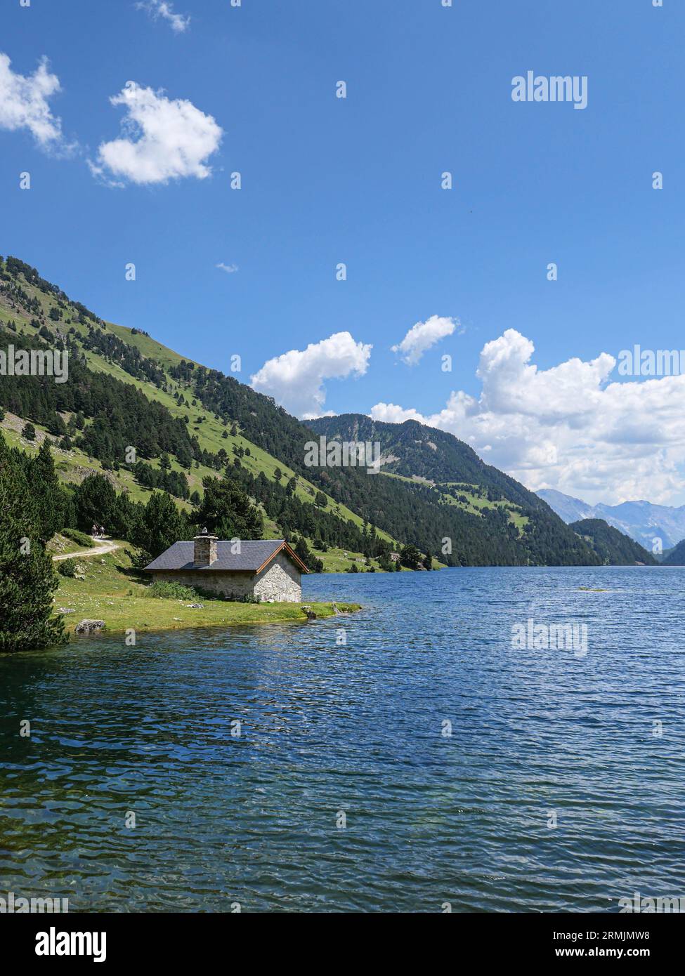 Valle dell'Aure (Pirenei, Francia sud-occidentale): rifugio “cabane de la Lude” all'estremità settentrionale del lago artificiale “lac de l'Oule”, alle porte del Foto Stock